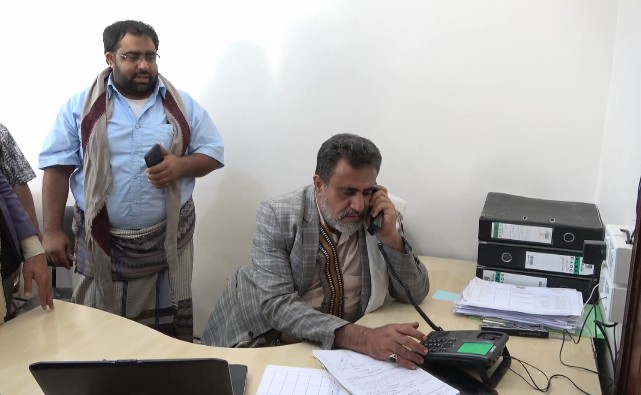 محافظ البيضاء يدشن الرقم المجاني لاستقبال شكاوى المواطنين