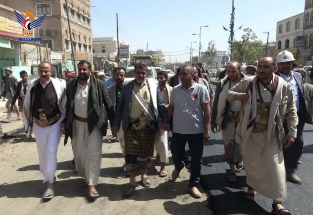 محافظ البيضاء يتفقد مشروع صيانة وترميم الشارع العام في رداع العرش