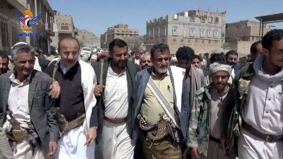 محافظ البيضاء يفتتح مشروع رصف شارع عزان بمديرية العرش