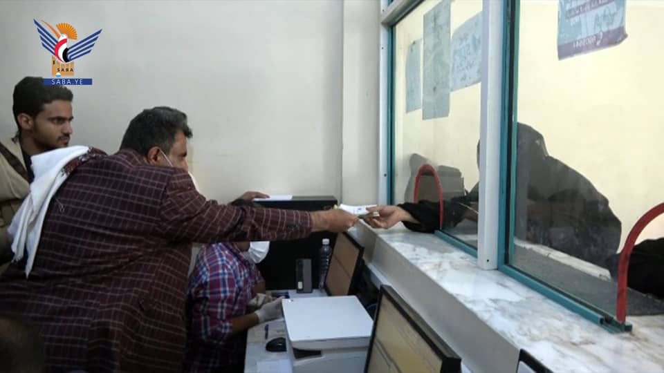 دشن محافظ البيضاء، عبدالله ادريس، اليوم، المرحلة الـ15 من مشروع الحوالات النقدية الطارئة لمستفيدي الضمان الاجتماعي