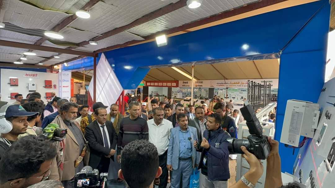 جانباً من زيارة  محافظ محافظة البيضاء  المؤتمر والمعرض الوطني الثالث للطاقة المتجددة في العاصمة صنعاء