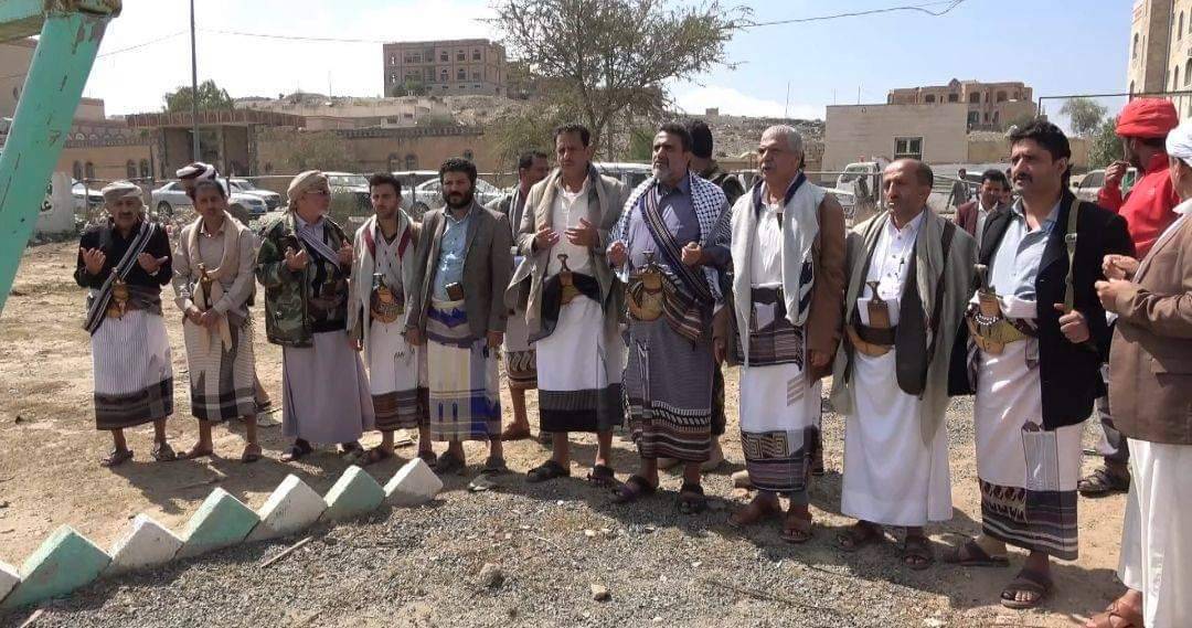 محافظ البيضاء وقيادات تنفيذية يزورون روضة الشـ هداء