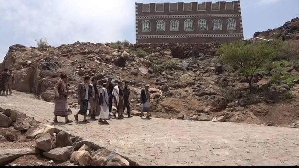محافظ البيضاء يتفقد مشروع مسح ورصف طريق عقبة الميثابة