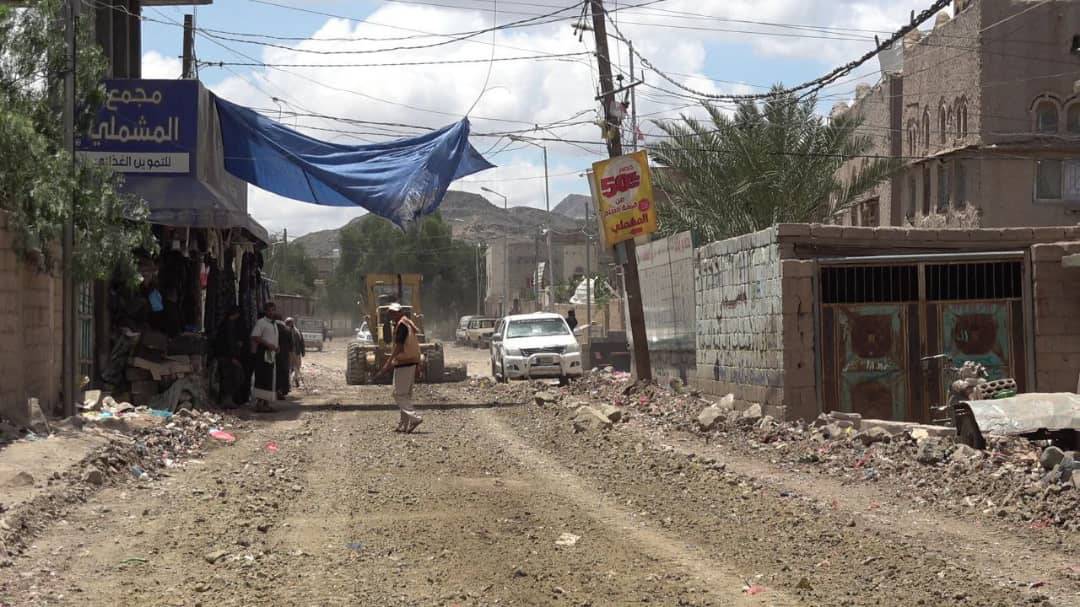 تفقد سير العمل في مشروع شق وردم الشوارع الداخلية بمدينة رداع