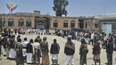 البيضاء.. وقفة لموظفي مكتب الصحة وكوادر مستشفى الثورة تضامنا مع غـ ـزة السبت، 15 صفر 1447هـ الموافق 09 أغسطس 2025
