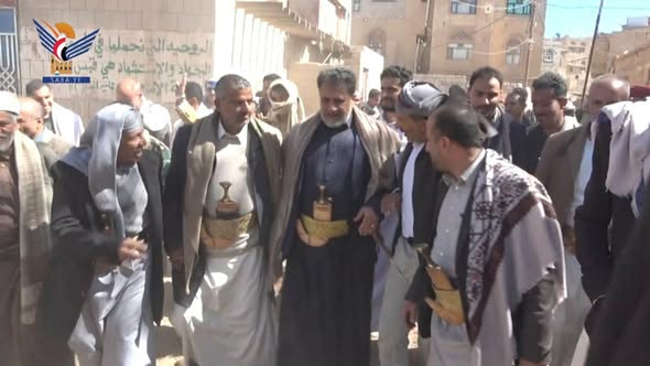 محافظ البيضاء يطلّع على سير العمل بمشروع رصف شارع الشـ ـهيد بمديرية العرش الخميس، 05 رجب 1447هـ الموافق 25 ديسمبر 2025