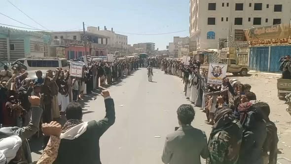 عشـ ـرات الوقـ ـفات الشـ ـعبية المـ ـتعددة بمحافظة البيضاء في ذكـ ـرى الهـ ـروب المـ ـذل للمـ ـارينز الأمـ ـريكي شهـ ـدت مديريات محافظة البيضاء عقب صلاة الجمعة اليوم، وقفات جمـ ـاهيرية بذكـ ـرى الهـ ـروب المـ ـذل لقـ ـوات المـ ـارينز الأمـ ـريكي من صنعاء،