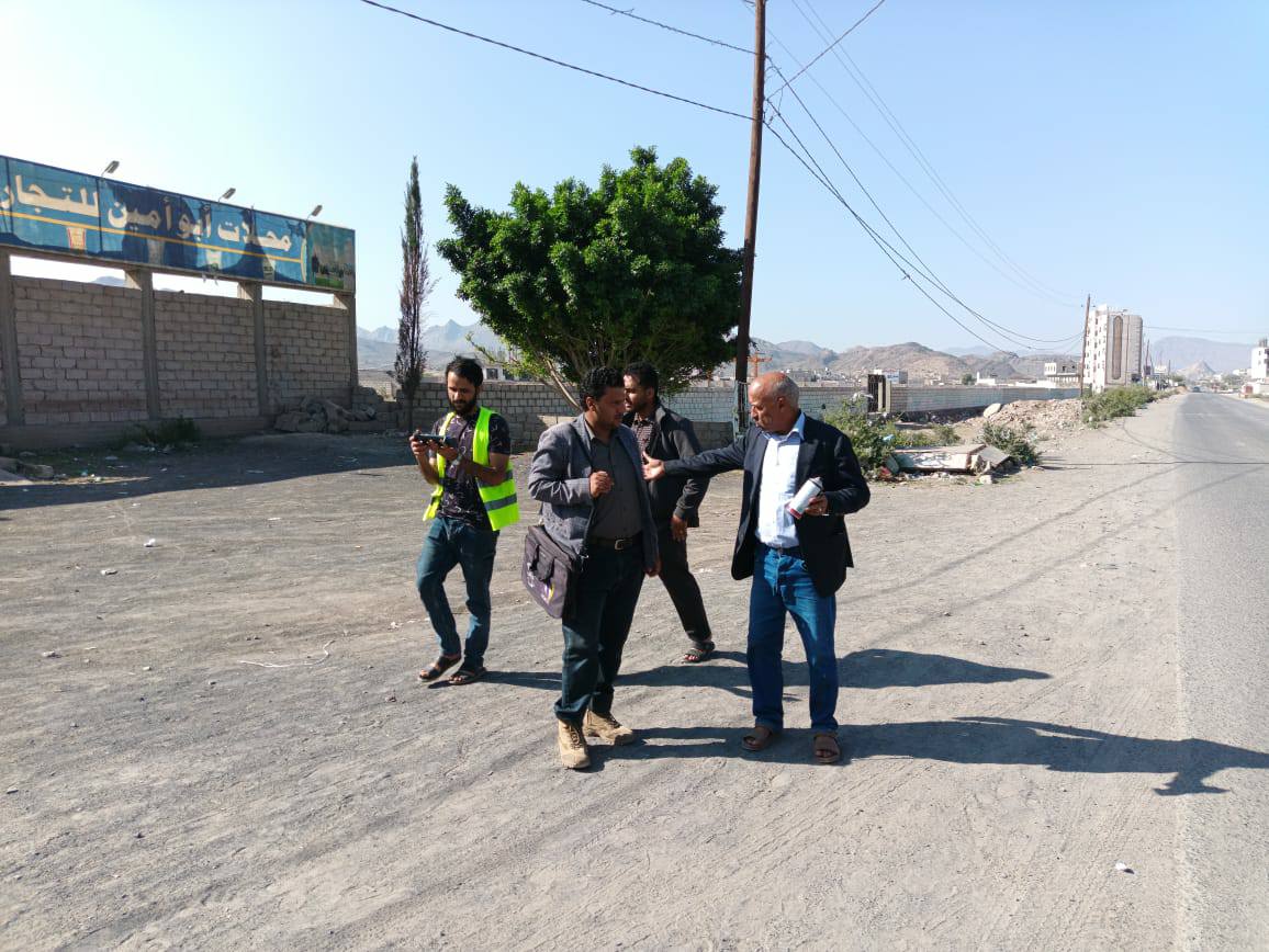 نزول اللجنة المكلفة من صندوق صيانة الطرق برئاسة المهندس / احمد العقر تم عمل الرفع المساحي لجميع الشوارع المتفرعة والمرتبطة بشارع جبن مدينة رداع مع رفع جميع الشوارع التصريفية والتجميعية لمياة الامطار